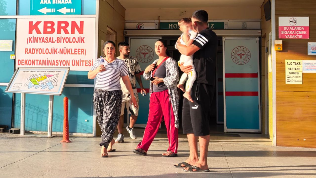 Mangaldaki ateşin üzerine düşen 2 yaşındaki Emral 