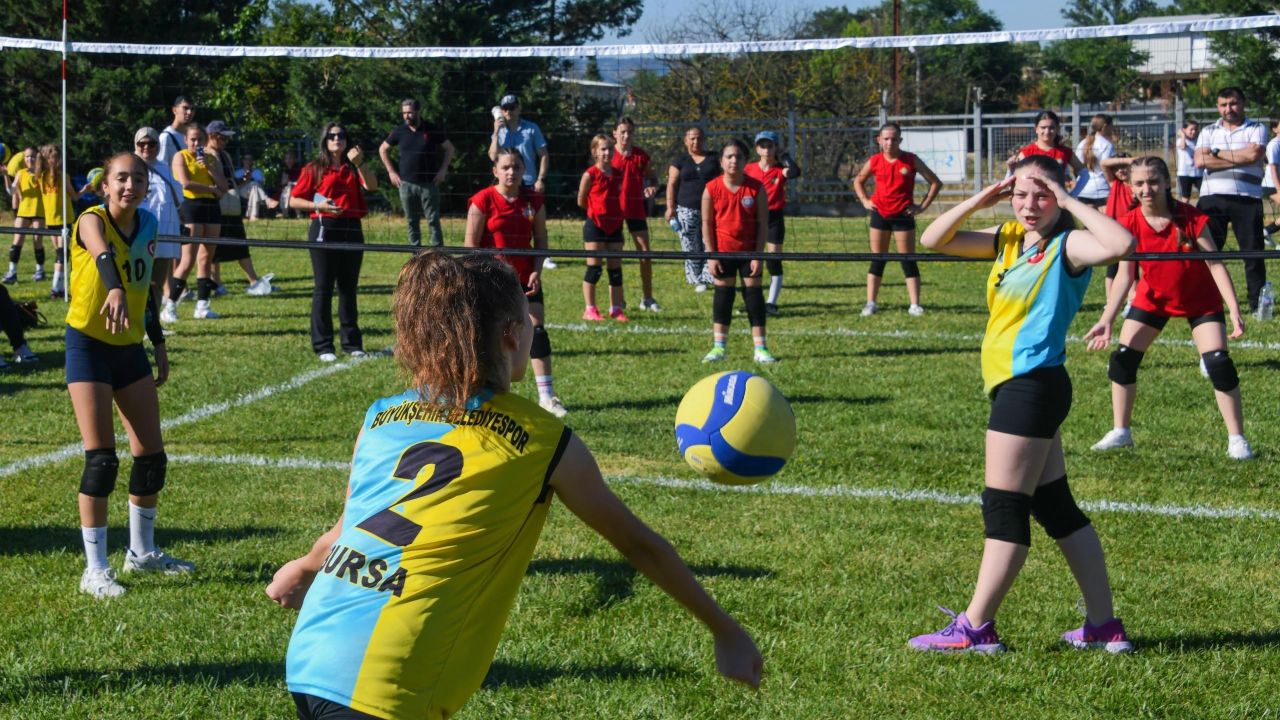 Mini Voleybol Şenliği’nde bin 300 çocuk sahaya çıktı
