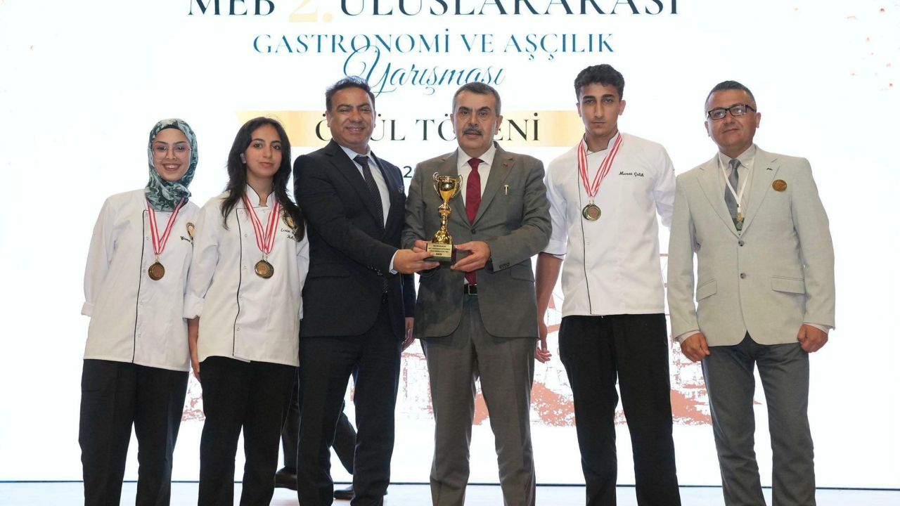 Öğrencilerden uluslararası gastronomi yarışmasında çifte başarı