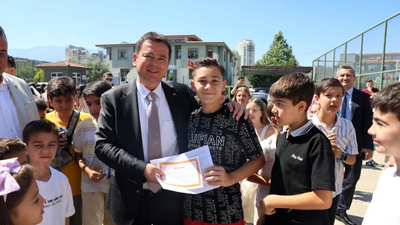 Osmangazi Belediye Başkanı Aydın, öğrencilerin karne heyecanını paylaştı