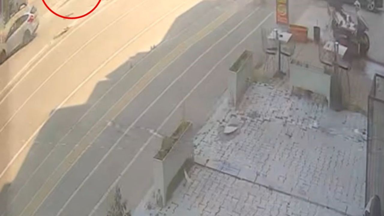 Otomobilin çarptığı kadın ağır yaralandı; kaza kamerada