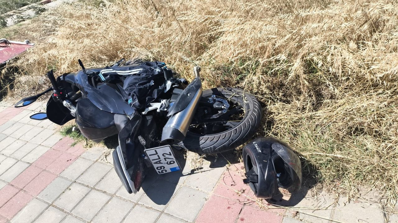 Otomobille çarpışan motosikletli genç, kask sayesi
