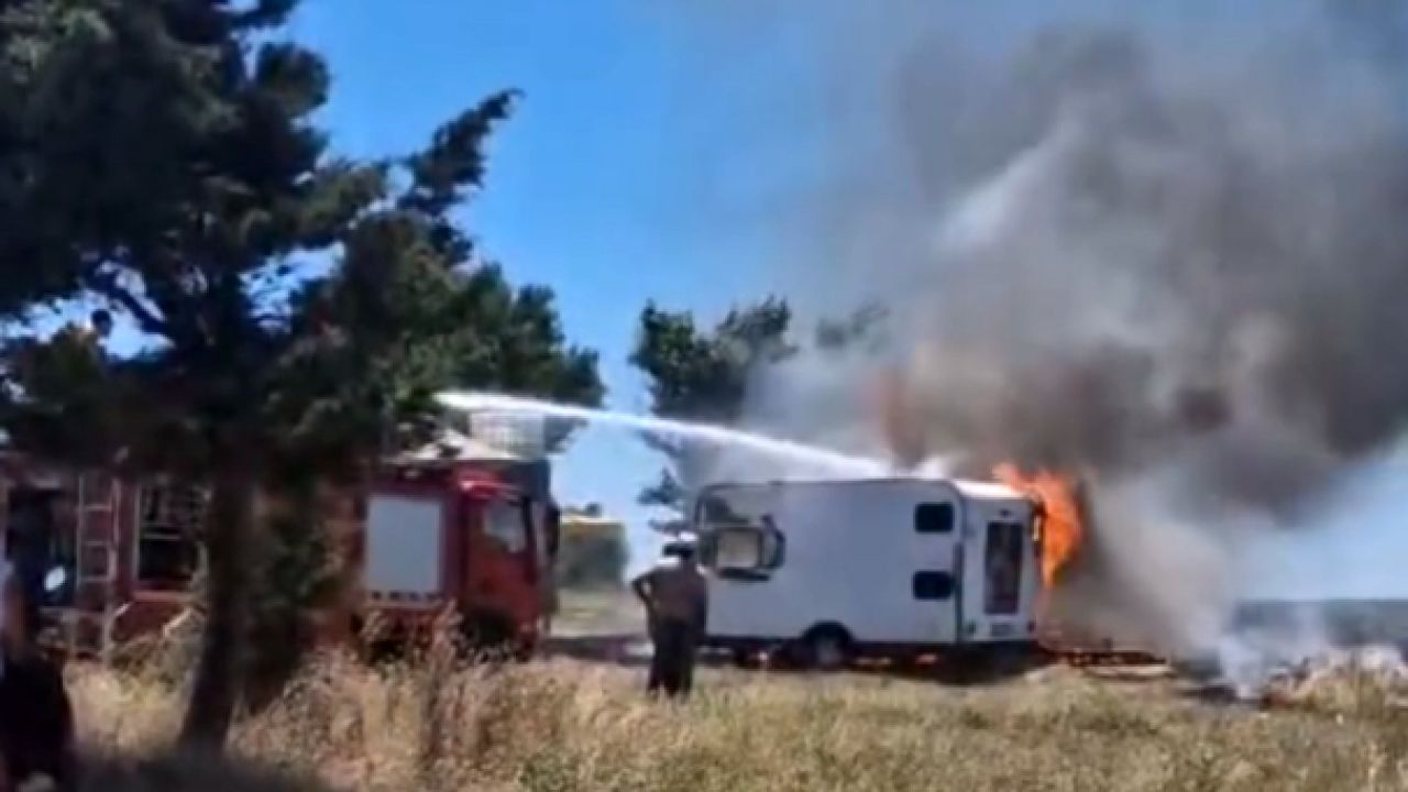 Park halindeki 2 karavan alev alev yandı; o anlar kamerada
