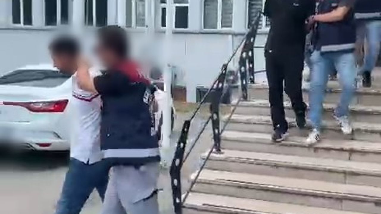 Polis, 'yüksek kazanç' ve 'burs' vaadiyle dolandırıcılık yapan şüphelileri, mağdurun arkadaşı gibi davranıp suçüstü yakaladı