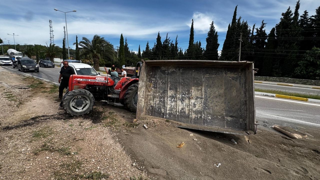 Şaftı kopan traktörün çimento ve kum yüklü römorku devrildi