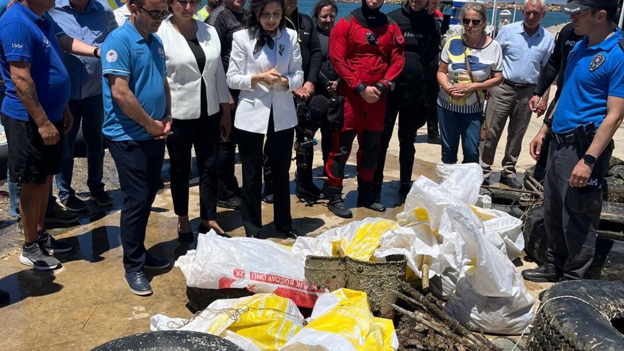 Saros'ta denizden araç lastikleri ile plastik atık
