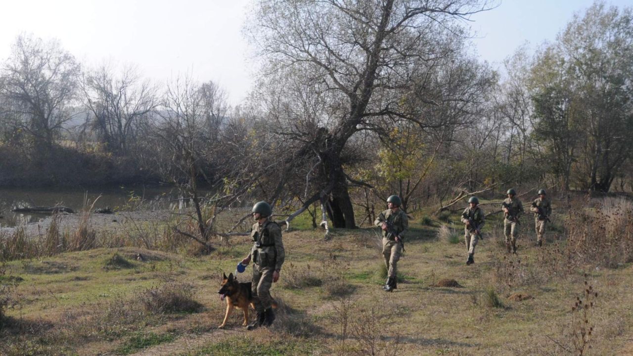 Sınırda 2 FETÖ hükümlüsü yakalandı