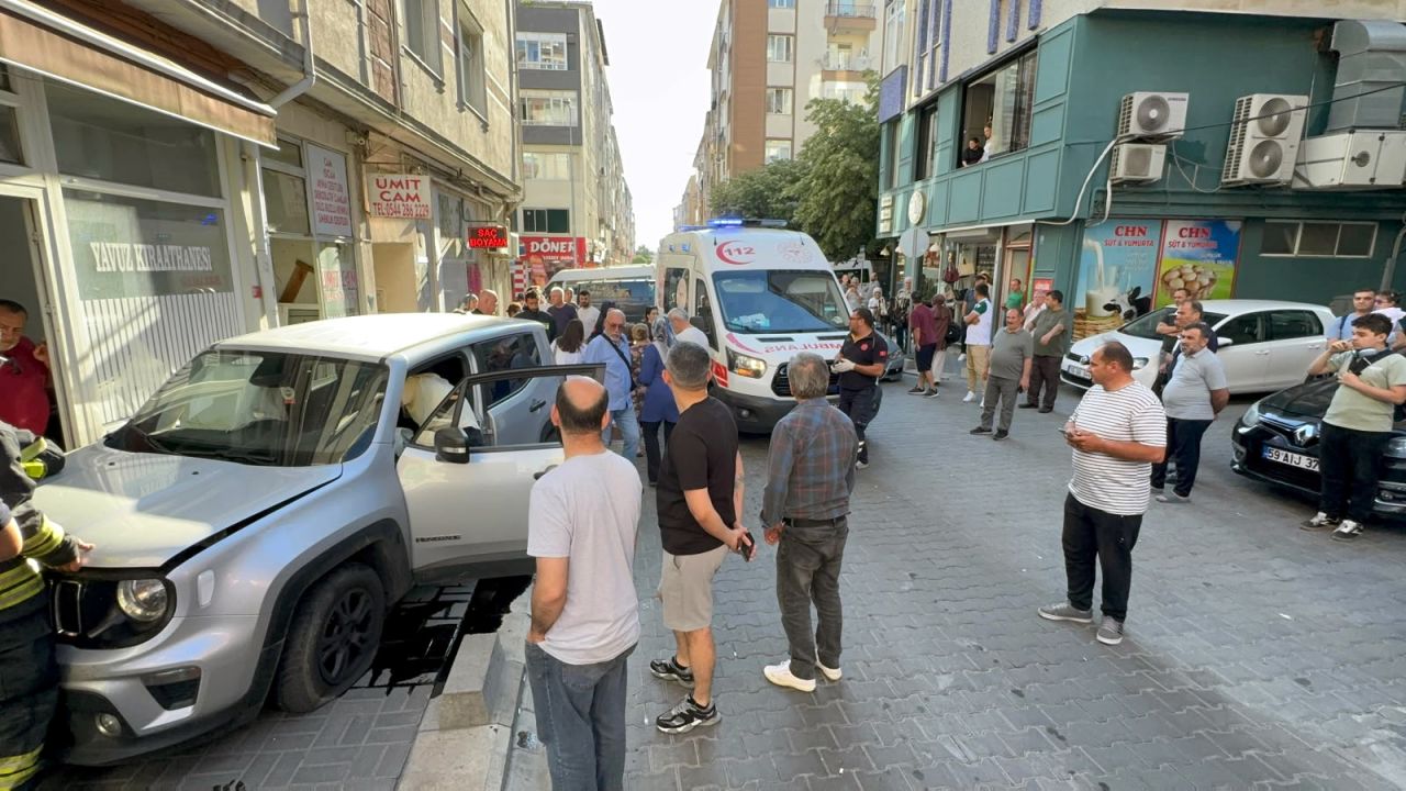 Sürücüsünün kontrolünden çıkan otomobil kahvehane 