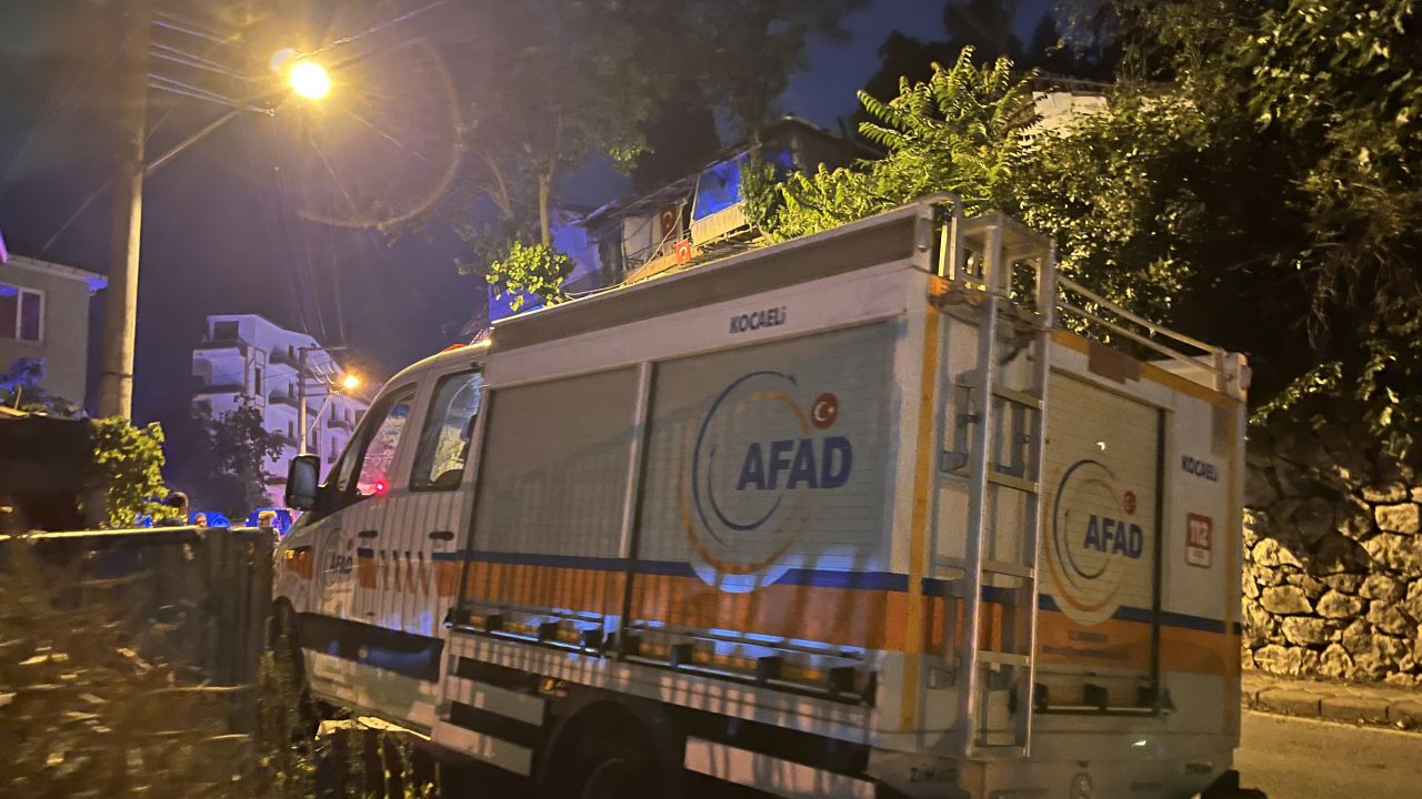 Tavan sıvaları düşen evdeki 5 kişi tahliye edildi