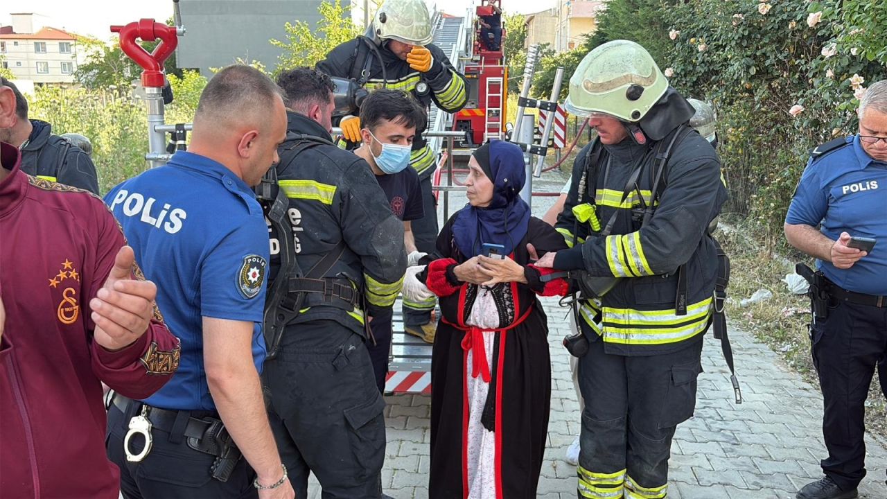 Tekirdağ’da apartman dairesinde yangın; mahsur kalan kadını itfaiye kurtardı