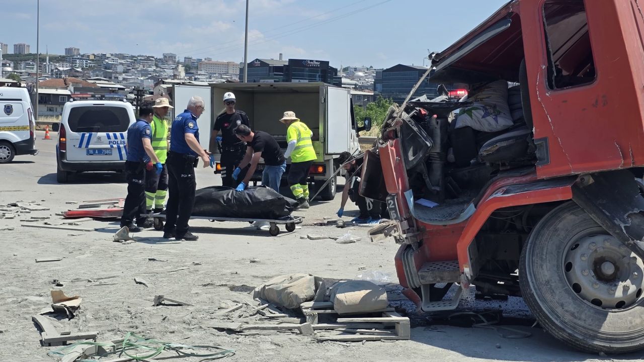 TIR, emniyet şeridinde park halindeki araçlara çar