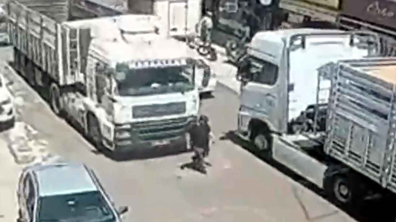 TIR'ın çarptığı yaya öldü; kaza kamerada