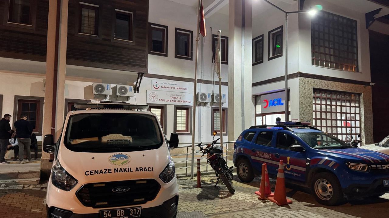 Traktör ile tarım makinesi arasına sıkışarak öldü