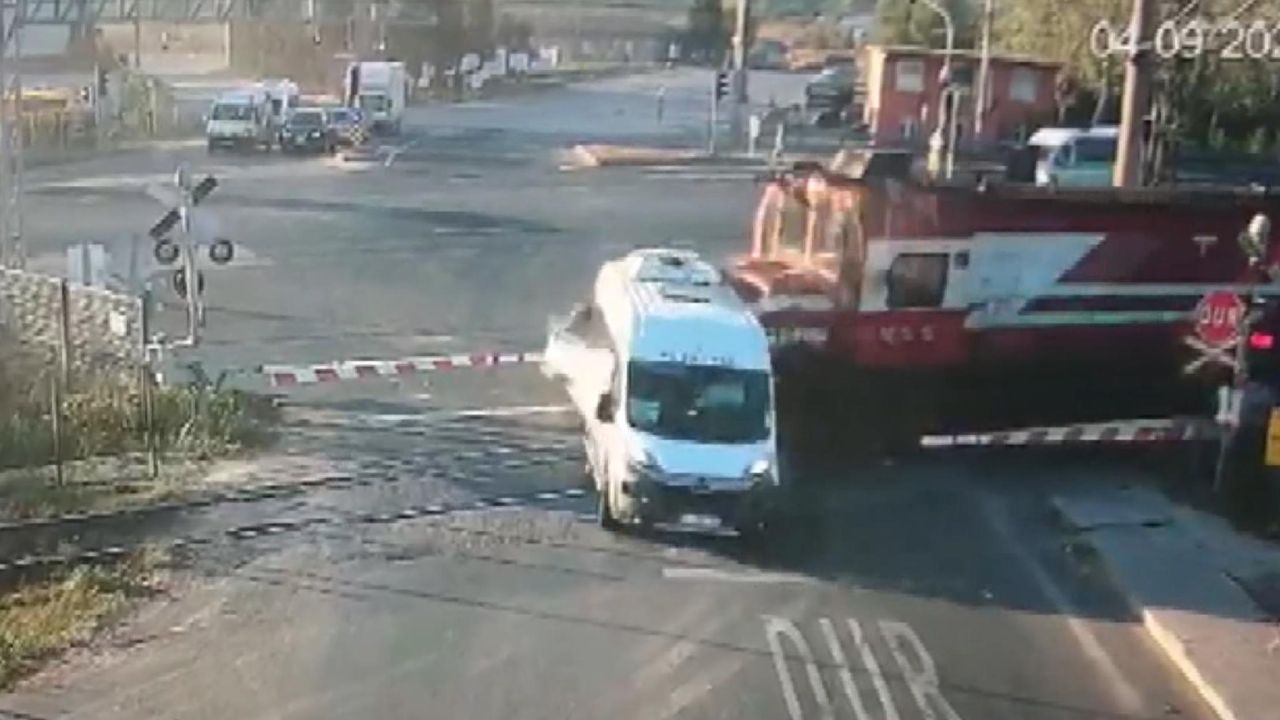 Trenin minibüse çarptığı ve 7 kişinin öldüğü hemzemin geçit, 4 yıl 9 ay sonra kapatıldı
