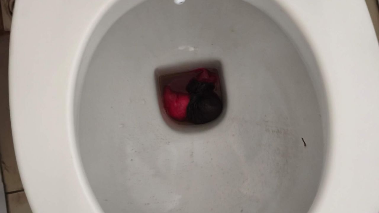Uyuşturucuları klozete dökerken yakalanan şüpheli tutuklandı