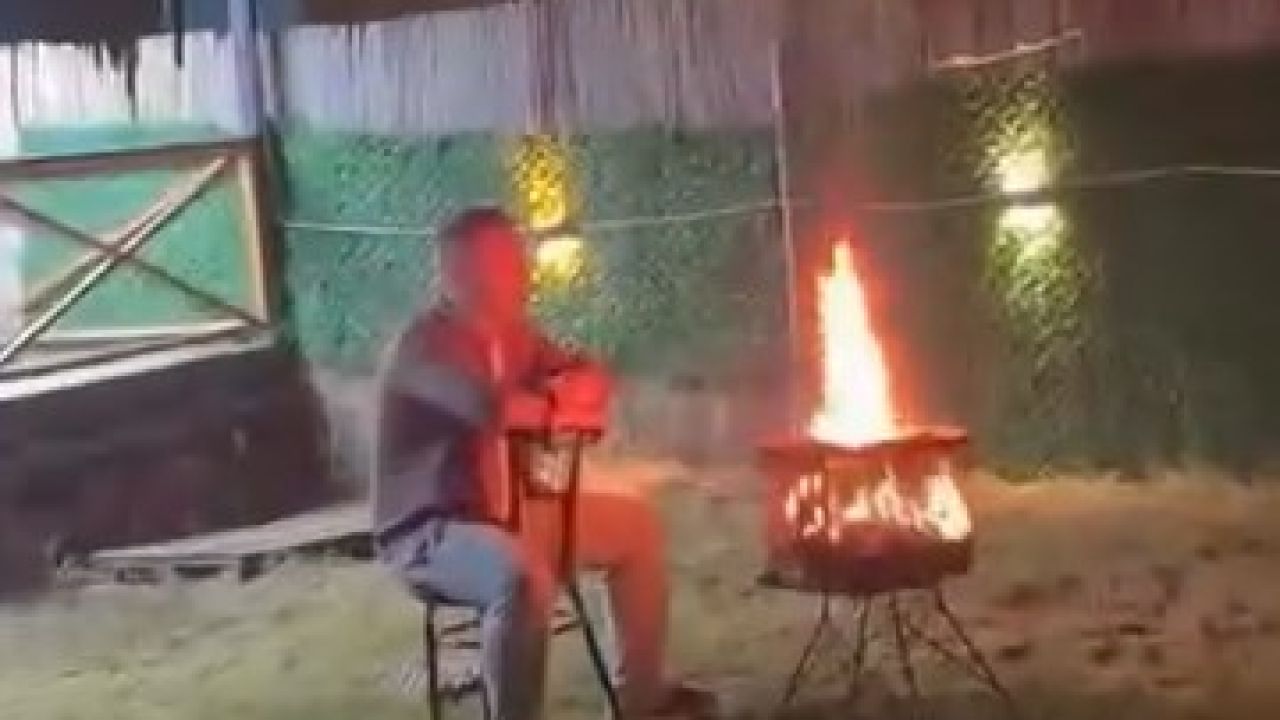 Yaktığı ateşte patlama oldu; o anlar kamerada