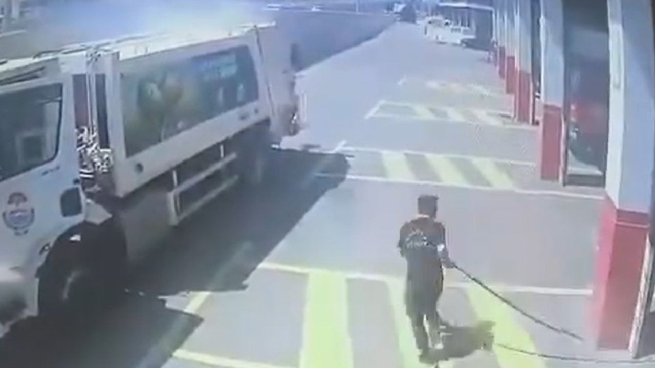 Yangın çıkan çöp kamyonunu itfaiye istasyonuna götürdü; o an