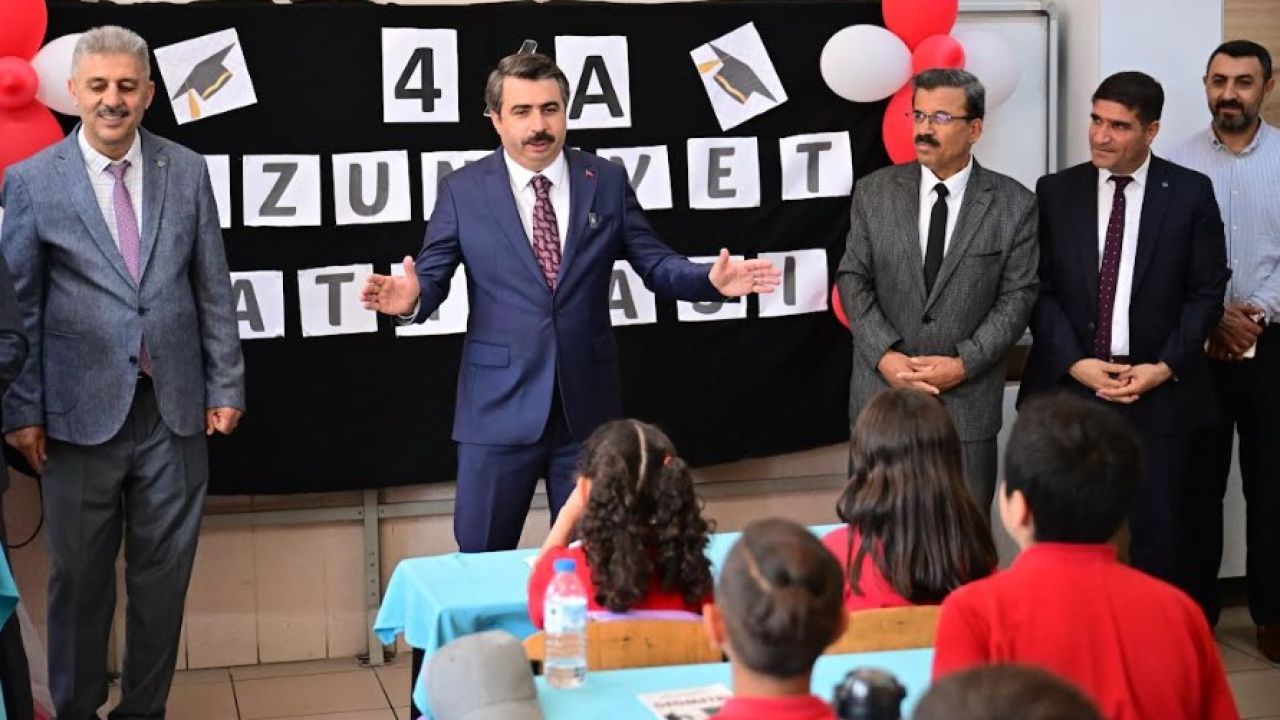 Yıldırım Belediye Başkanı Yılmaz, öğrencilerin karne heyecanına ortak oldu