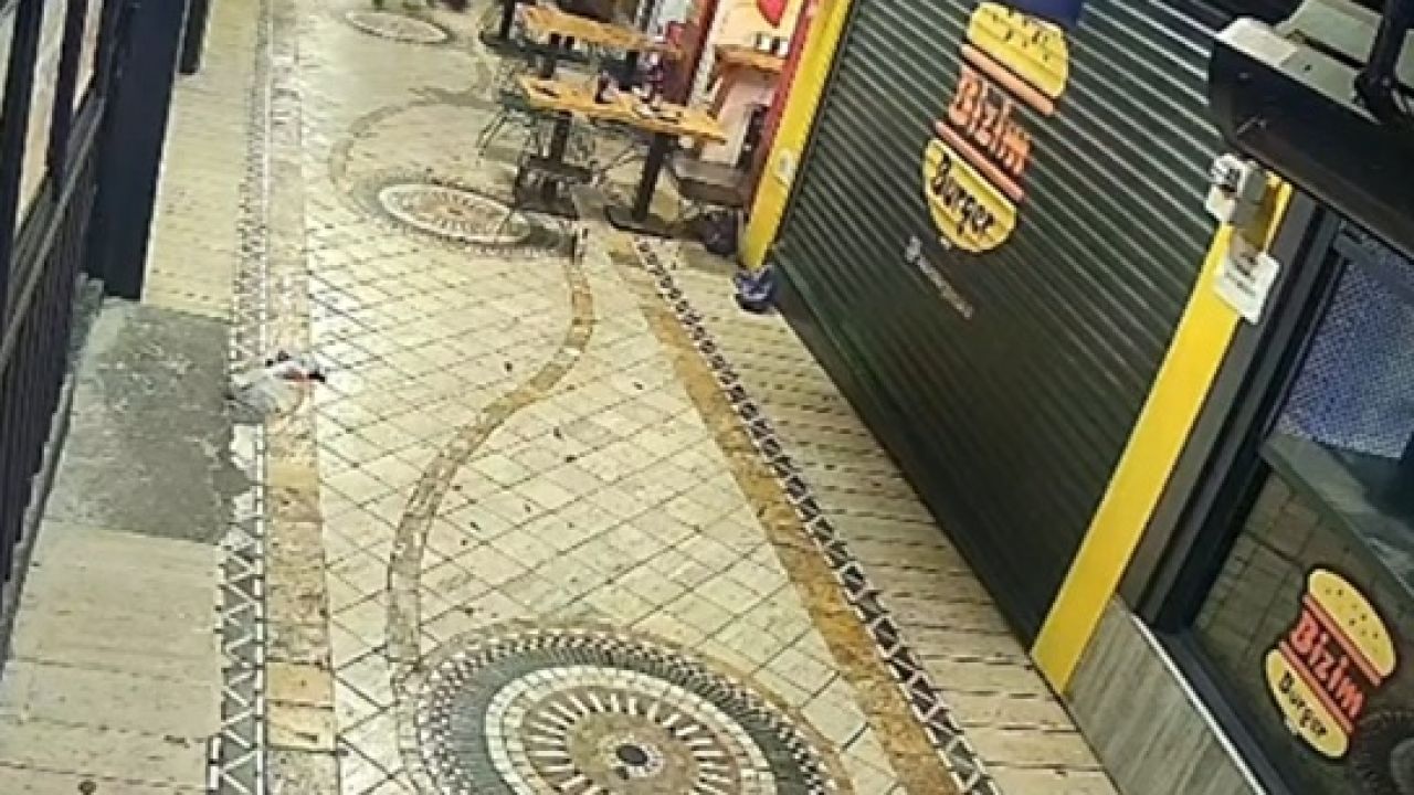 Yoldan geçen mühendisin önünü kesip dövdüler; olay kamerada