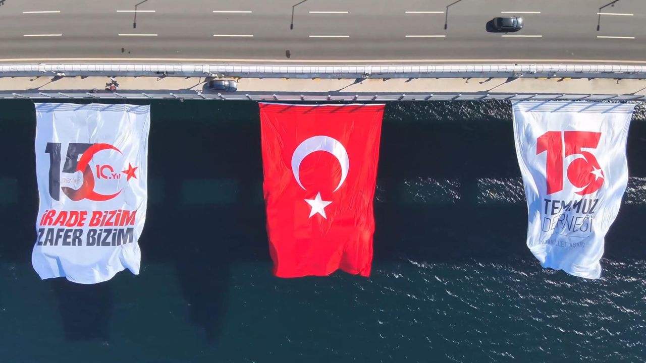 1915 Çanakkale Köprüsü’ne Türk bayrağı asıldı