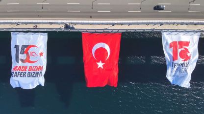 1915 Çanakkale Köprüsü’ne Türk bayrağı asıldı