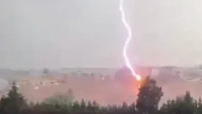 Ağaca yıldırım düşme anı kamerada