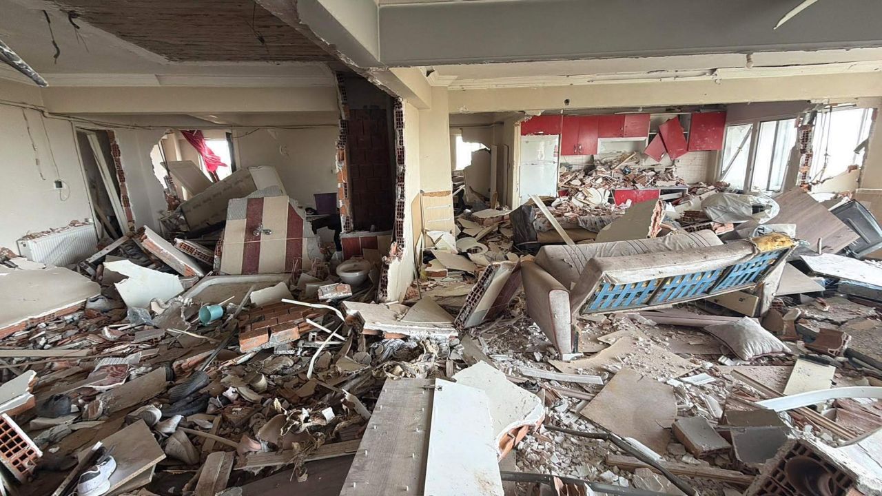 Apartman dairesinde, 2 kişinin öldüğü patlamanın neden olduğu hasarın boyutu sabah ortaya çıktı
