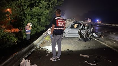 Arıza nedeniyle emniyet şeridinde duran otomobile TIR çarptı; 1 çocuk öldü, 3 yaralı