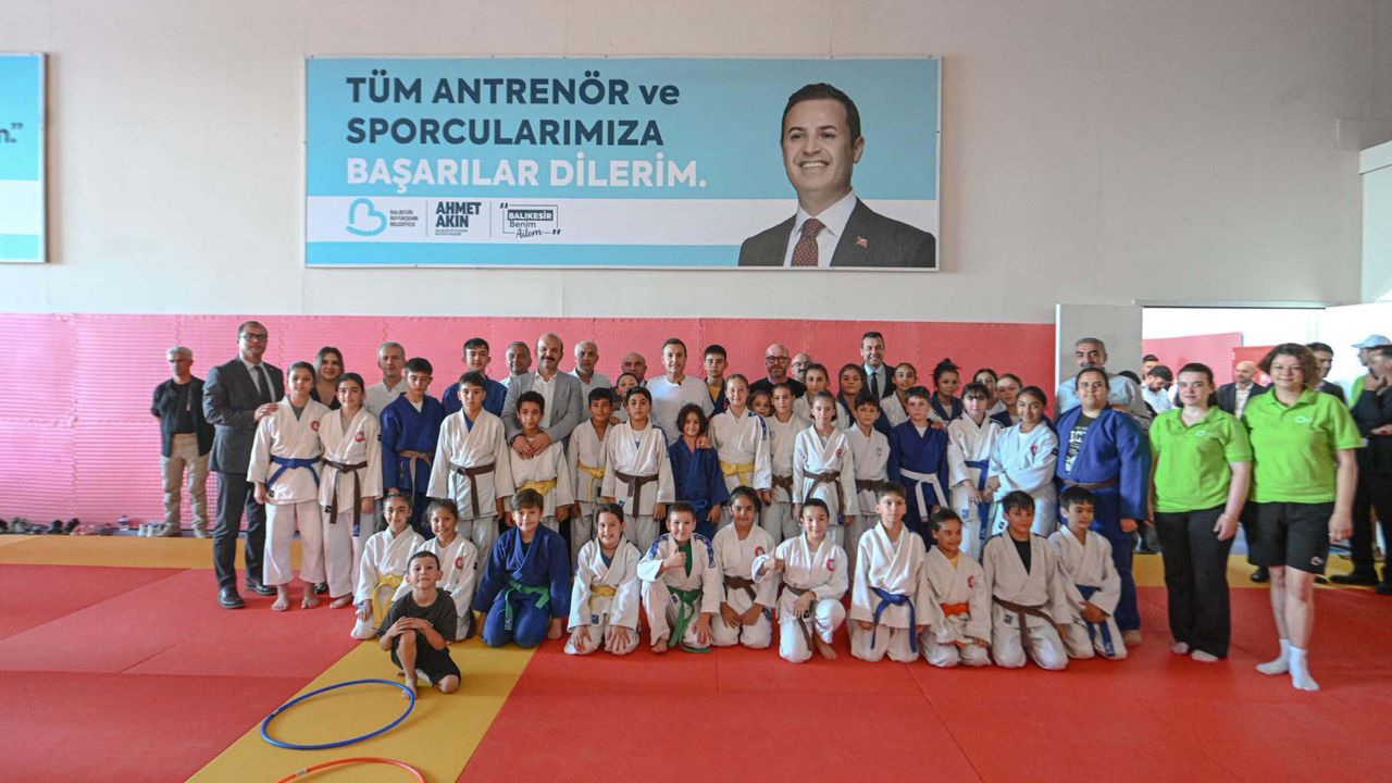 Balıkesir'de dört atıl depo modern spor kompleksine dönüştürülüp, hizmete açıldı