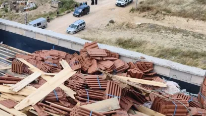 Bursa'da çatıda devrilen kiremitlerin altında kalan 2 işçi yaralandı