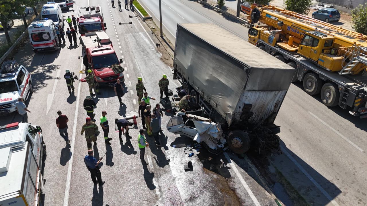 Bursa’da freni boşalan kamyon 2 araca çarptı; 3 yaralı