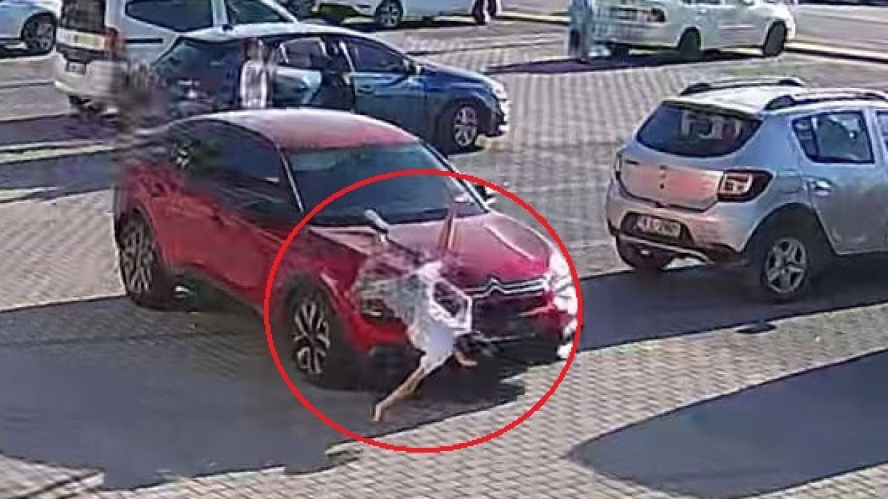 Bursa'da koşarak yola çıkan çocuğa otomobilin çarptığı kaza kamerada