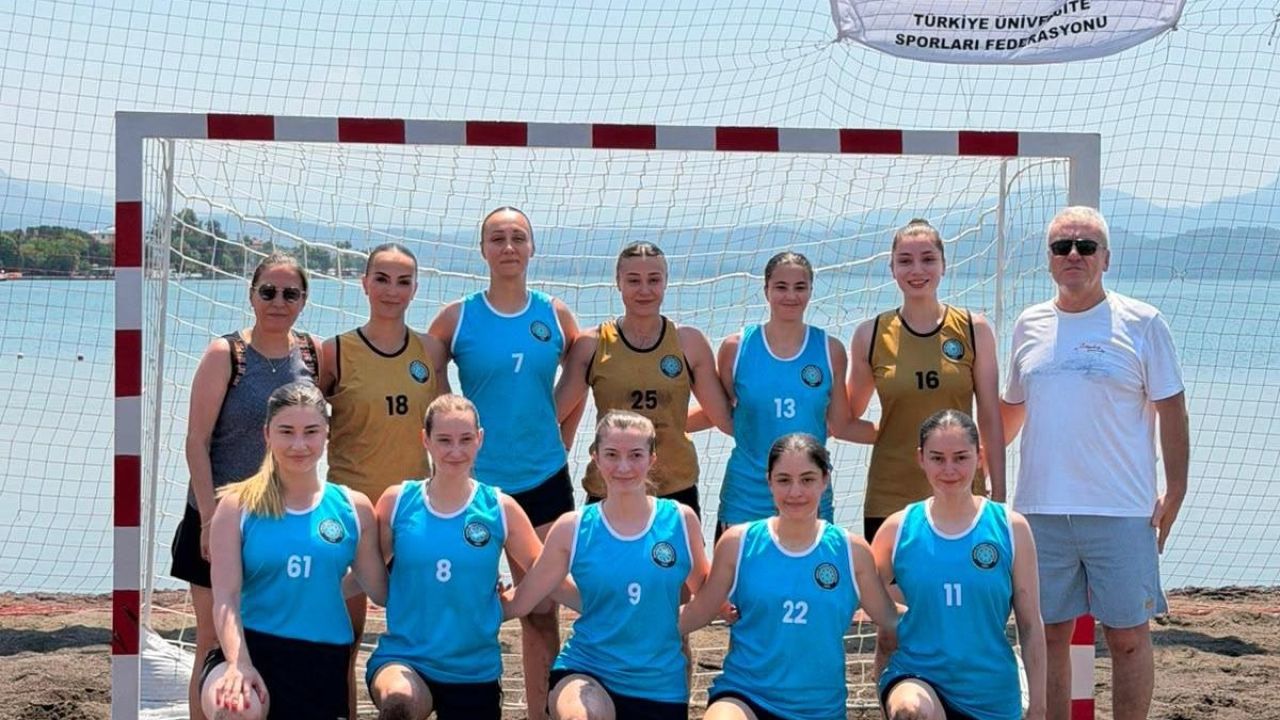 BUÜ Kadın Hentbol Takımı'ndan iki farklı branşta Türkiye şampiyonluğu