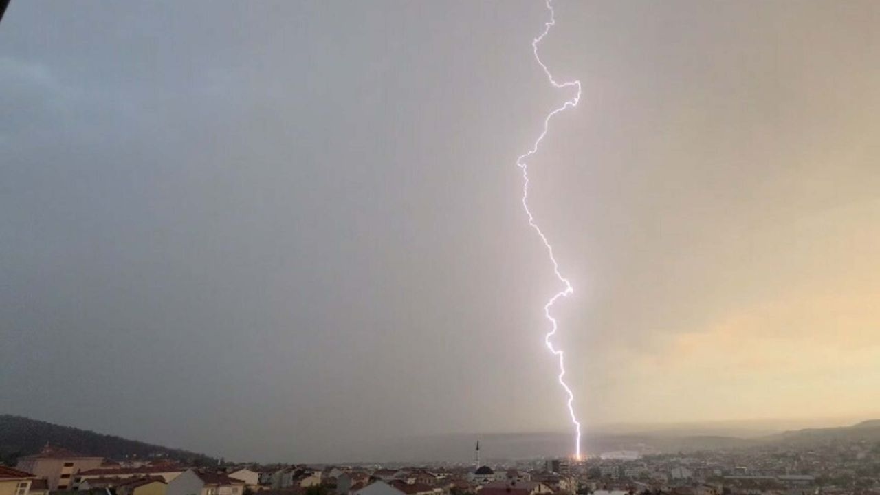 Çanakkale'de yıldırım düşme anı kamerada