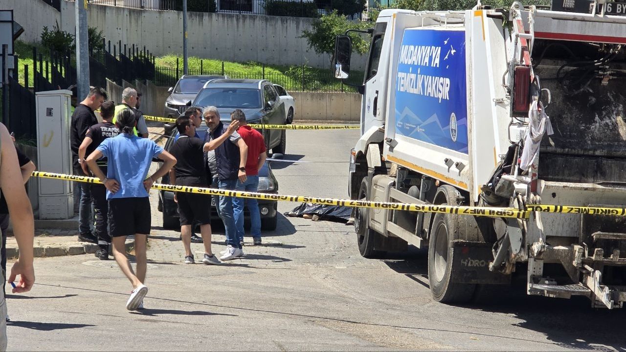 Çöp kamyonunun altında kaldı, hayatını kaybetti
