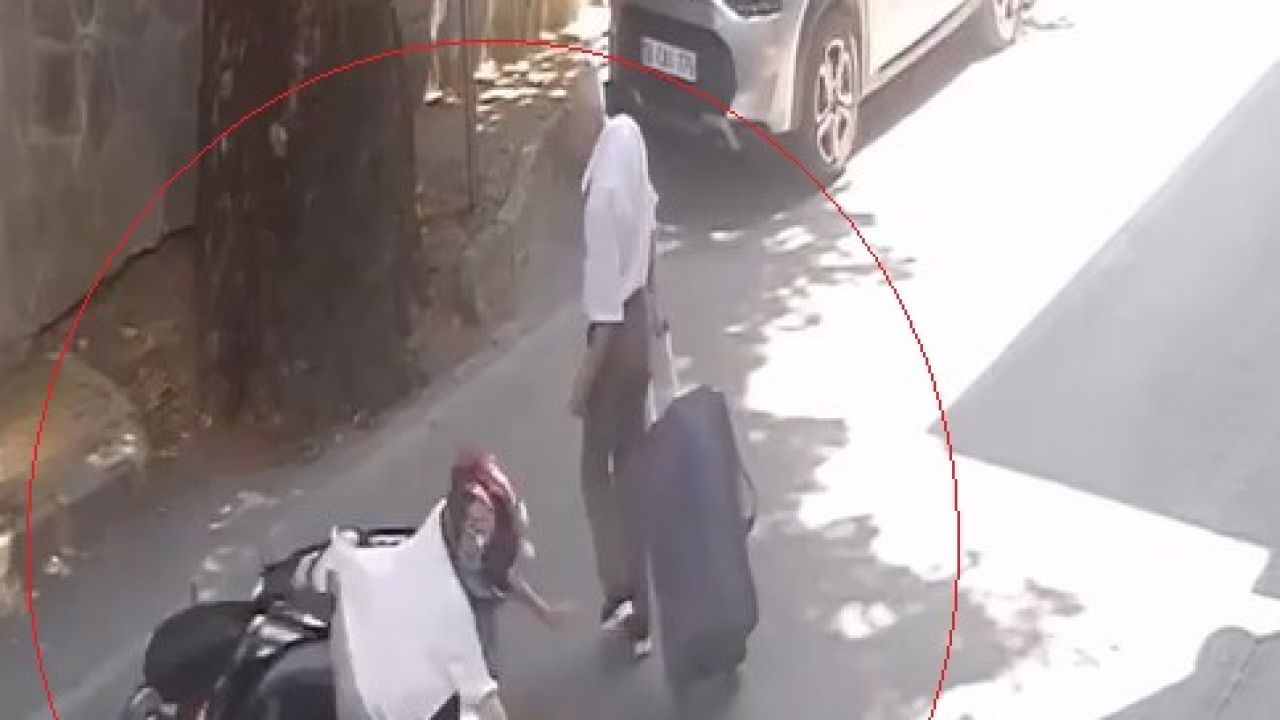Devrilen motosikletin yayaya çarptığı kaza kamerada