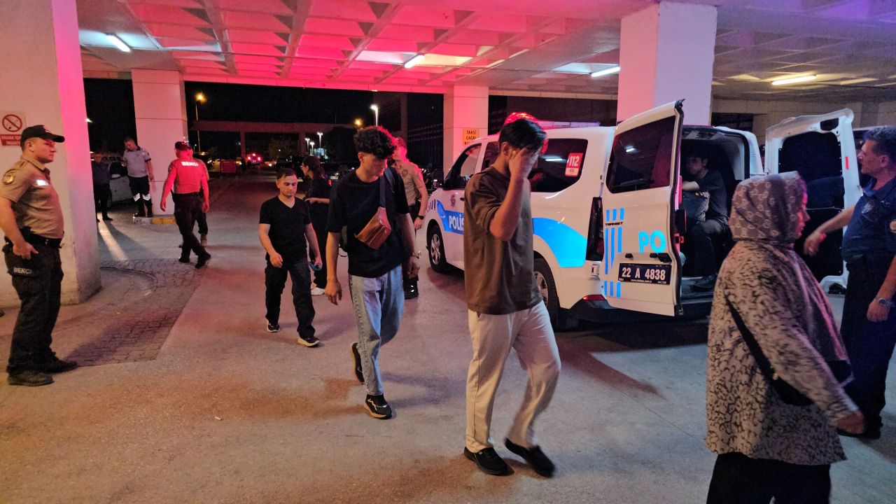 Edirne'de durdurulan minibüste 24 kaçak göçmen ele geçirildi