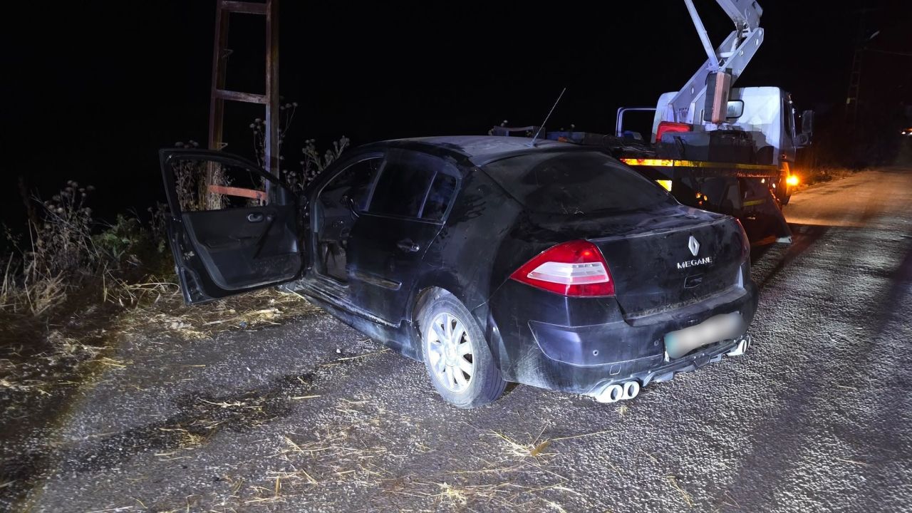 Elektrik direğine çarpan otomobilin alkollü sürücüsü ağır yaralandı