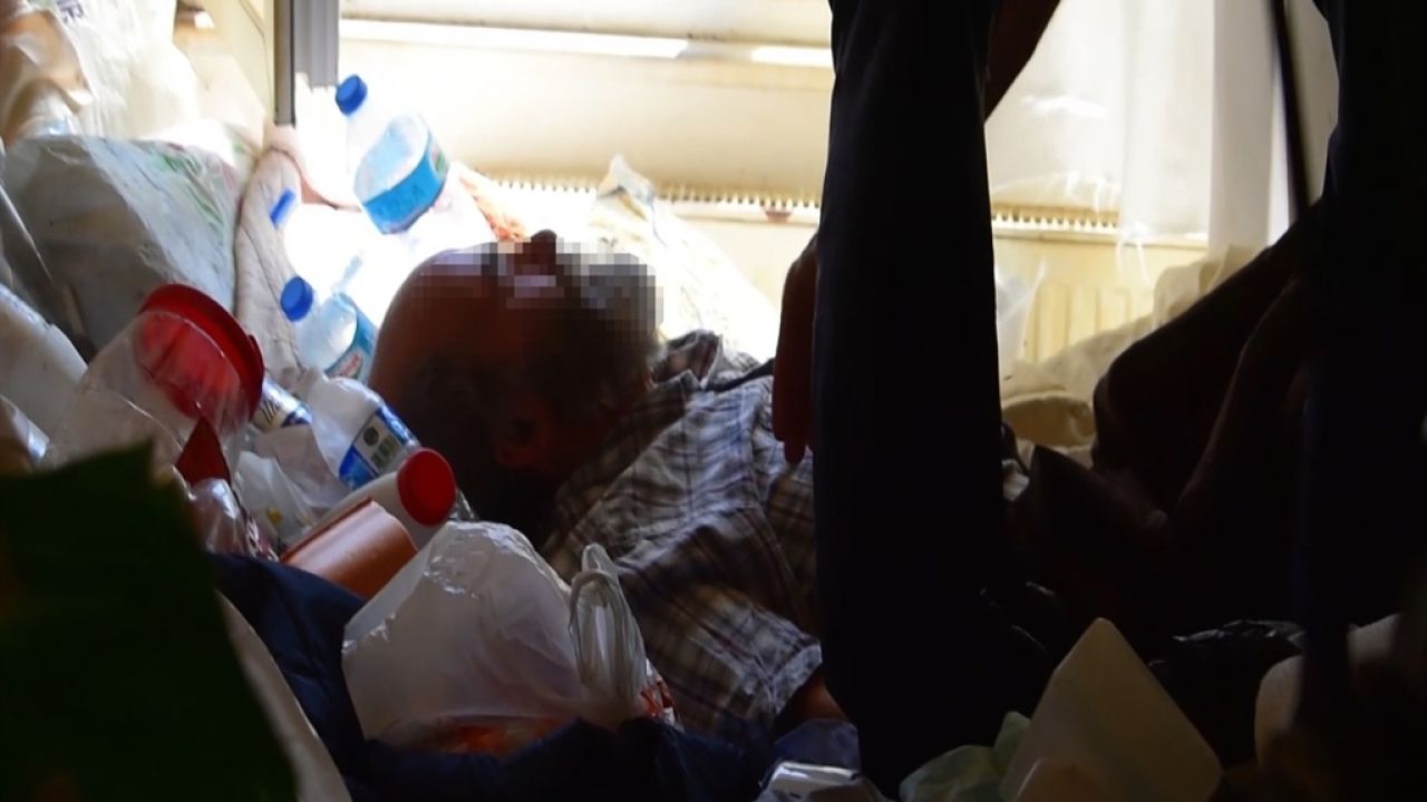 Ev sahibinin biriktirdiği çöpler nedeniyle mahsur kalıp yardım istediği daireden 7 ton çöp çıktı
