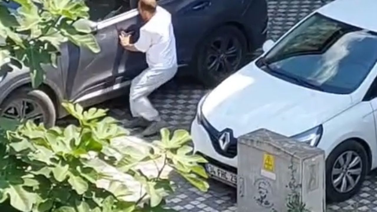 Evinin önüne araç park eden sürücüyle tartışıp bıçakla saldırdı