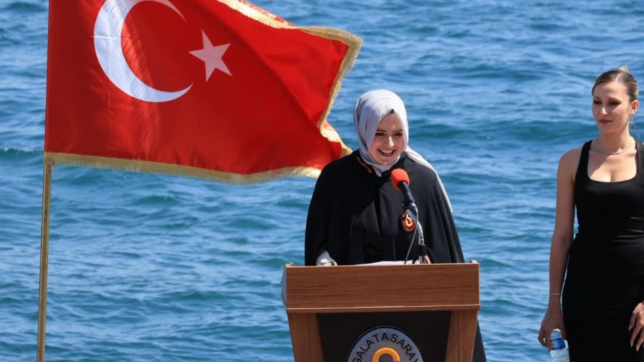 Galatasaray Üniversitesi’ni birincilikle bitiren Sümeyye Belçim, Bursa’nın gururu oldu
