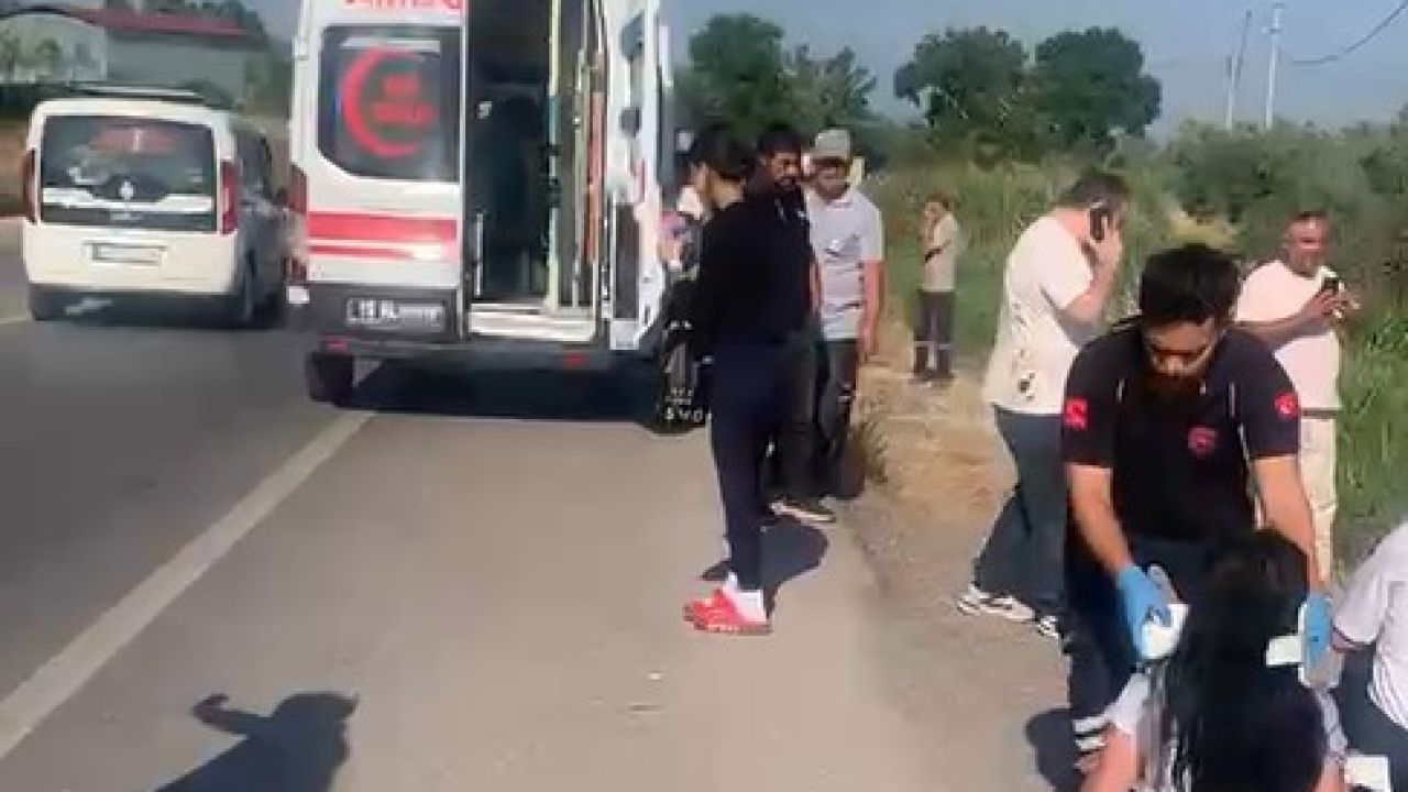 Gemlik'te işçi servis minibüsüyle otomobil çarpıştı; 15 yaralı