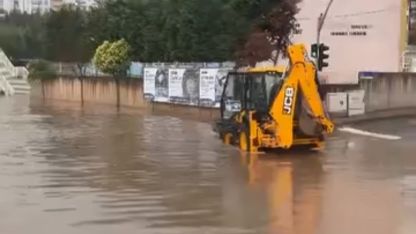 Kocaeli'de sağanak etkili oldu; cadde ve sokaklar göle döndü