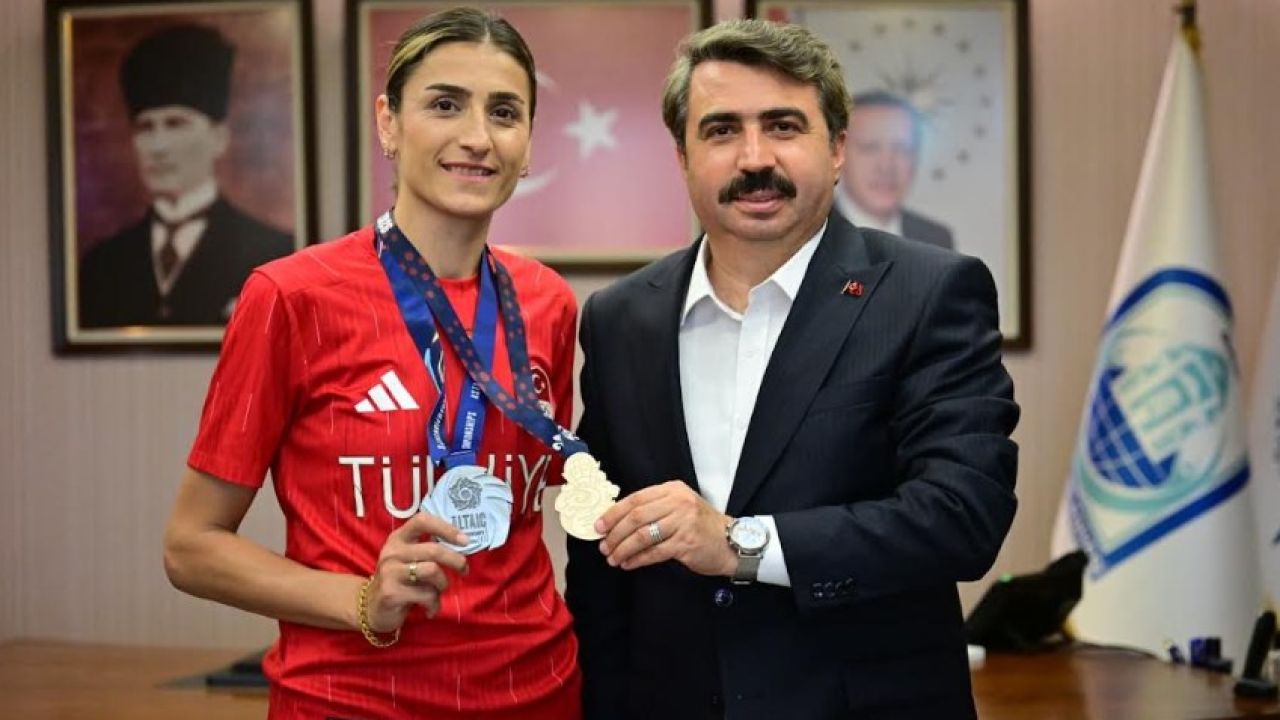 Milli tekvandocu madalya sevincini Yıldırım Belediye Başkanı ile paylaştı