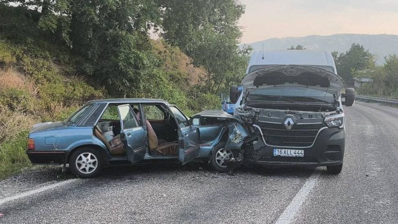 Minibüs ile otomobilin çarpıştığı kazada 2 kişi yaralandı