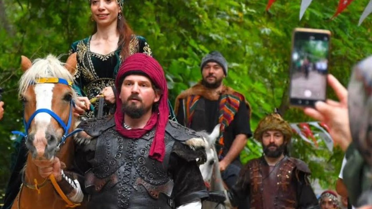 Orhan Gazi ile Nilüfer Hatun'un düğünü, gelin uğurlama töreni ile Yenişehir'de canlandırıldı