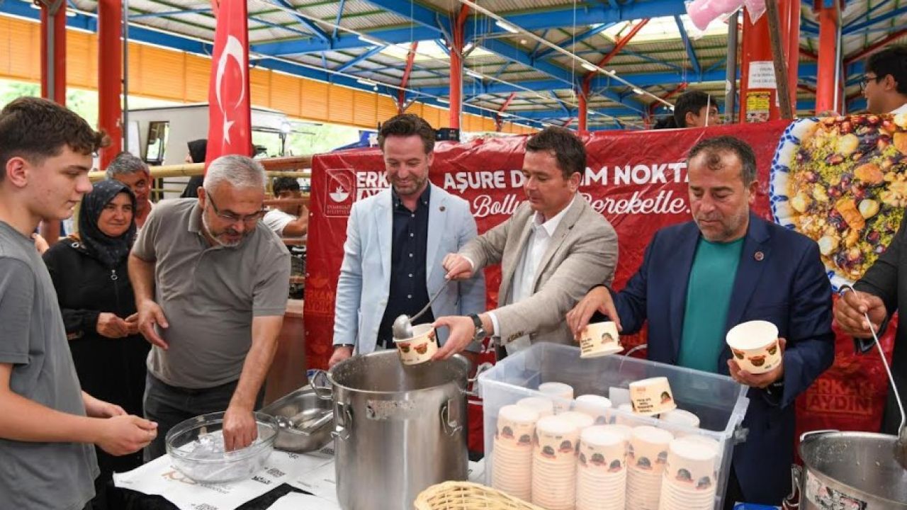 Osmangazi Belediye Başkanı Aydın, vatandaşlara aşure ikram etti