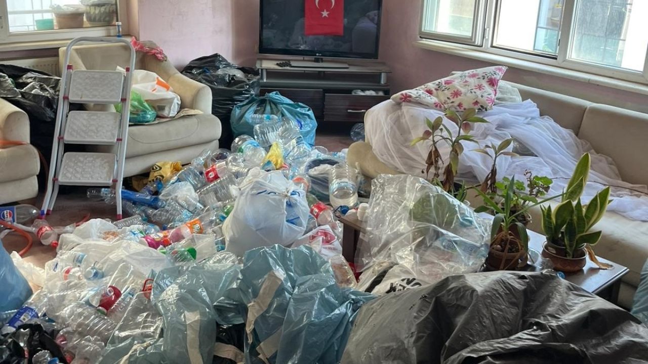 Osmangazi’de ‘çöp ev’den 2,5 ton geri dönüşüm atığı çıkarıldı