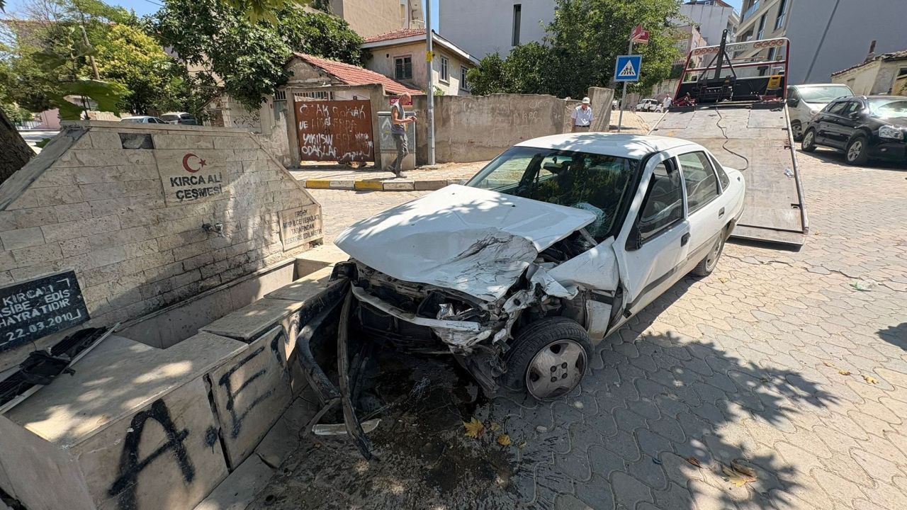 Park halindeki araçlar ile elektrik trafosu ve çeşmeye çarpan otomobilin sürücüsü yaralandı