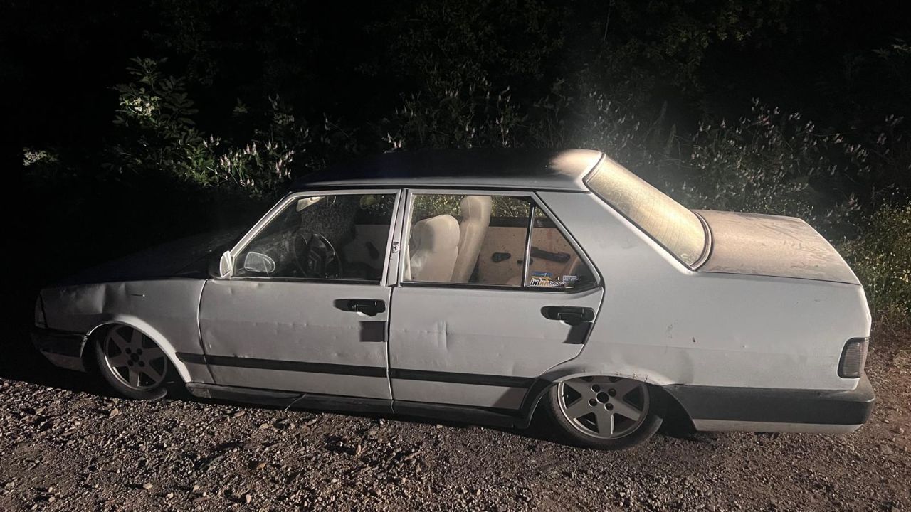 Park halindeki otomobili çalan 3 şüpheli, güvenlik kamerası görüntüleri izlenerek yakalandı